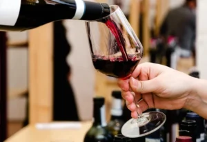 memegang-gelas-anggur-lebih-dari-sekadar-etiket-ini-soal-rasa