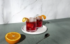 jati-diri-di-balik-gelas-duel-klasik-negroni-vs-manhattan